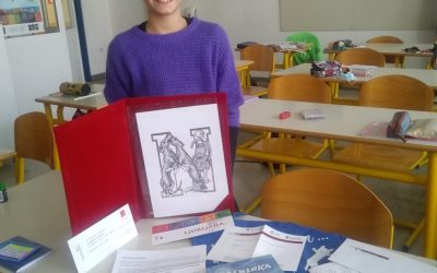 Nika Kastrin je srečna nagrajenka Knjižnično muzejskega MEGA KVIZA